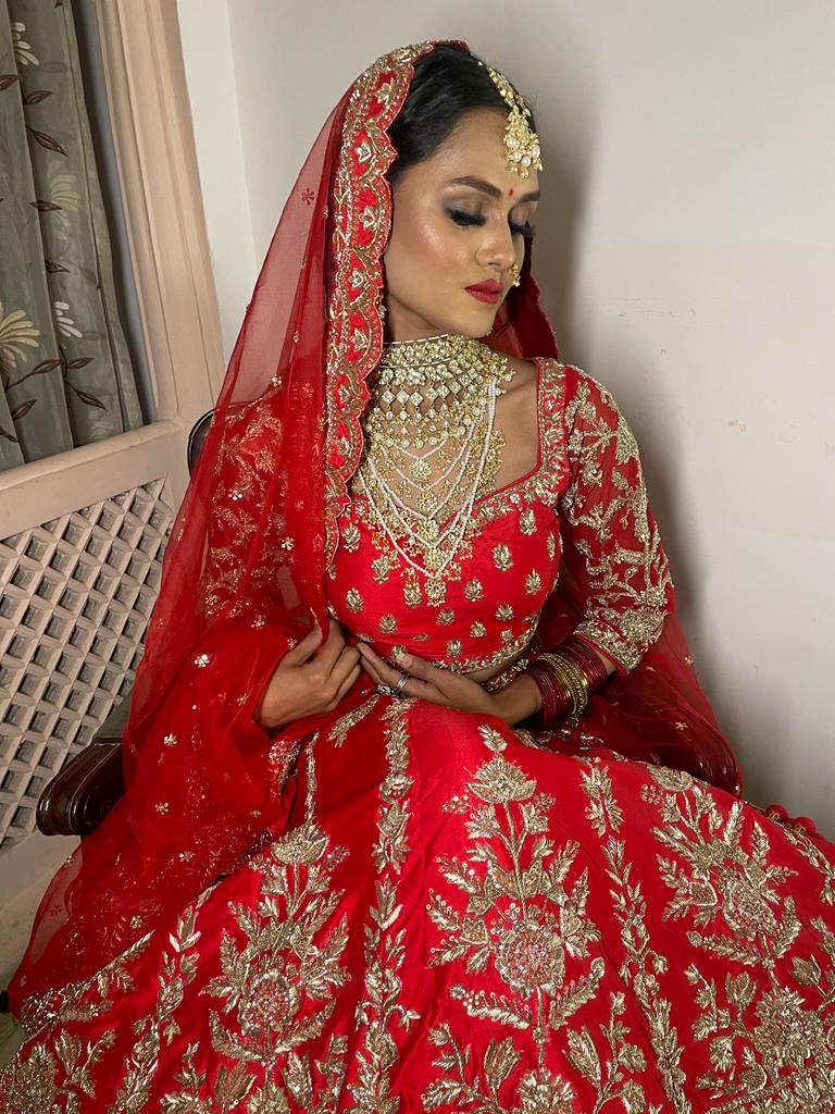 "CRIMSON ELEGANCE: TANU KHERA'S EXQUISITE GEORGETTE BRIDAL LEHENGA