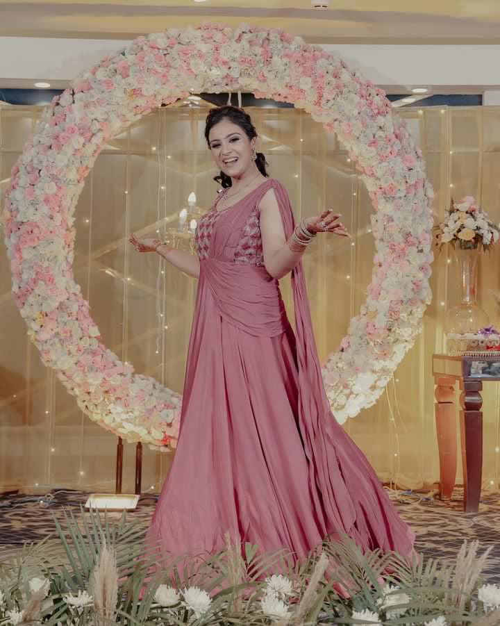 "RADIANT REVERIE: THE TANU KHERA DESIGNS BEAUTIFUL CREPE GOWN WITH CUTDANA EMBROIDERY"